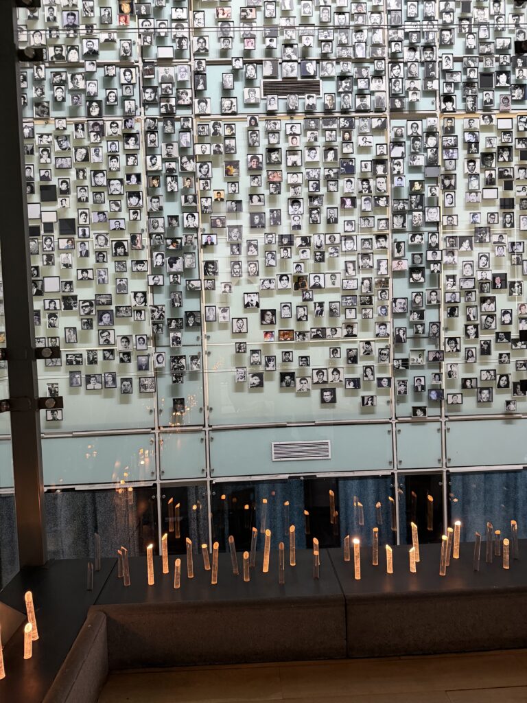 Painel com fotografias das vítimas da ditadura militar chilena no Museu da Memória, em Santiago