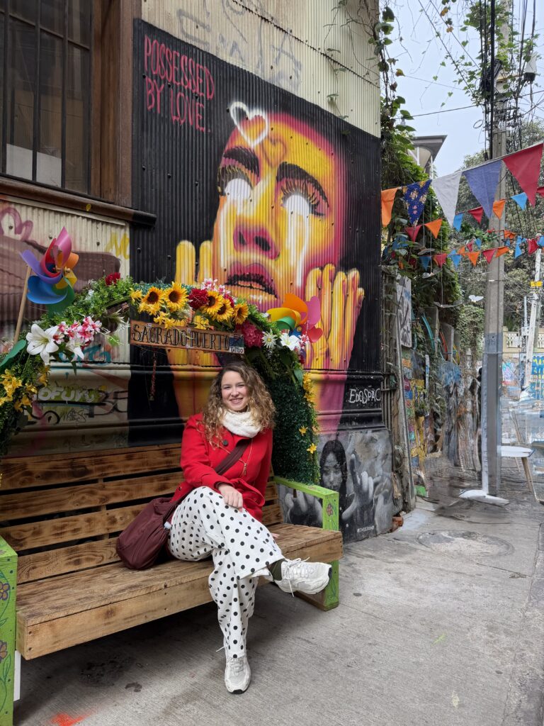 Mural de arte de rua com girassóis em uma escadaria de Valparaíso, no Chile