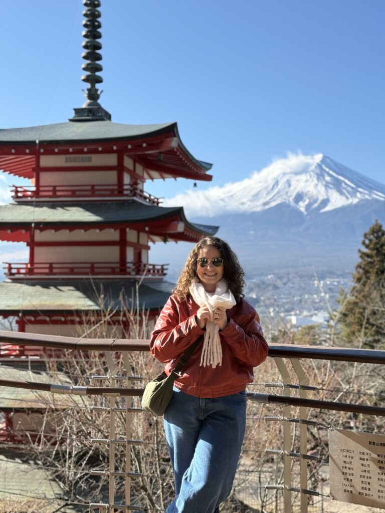 Mulher em frente ao pagode Chureito, de cinco andares, com o Monte Fuji nevado ao fundo