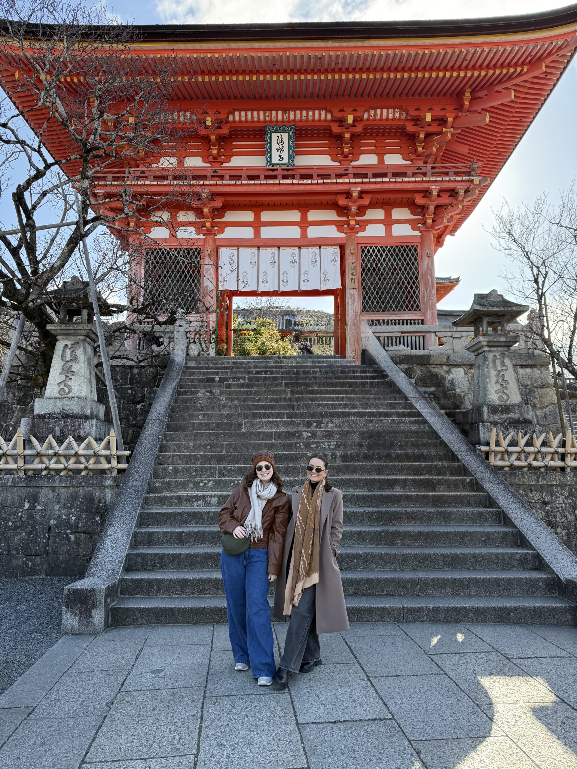Duas mulheres na escadaria em frente ao portão vermelho Niomon do templo Kiyomizu-dera, em Kyoto