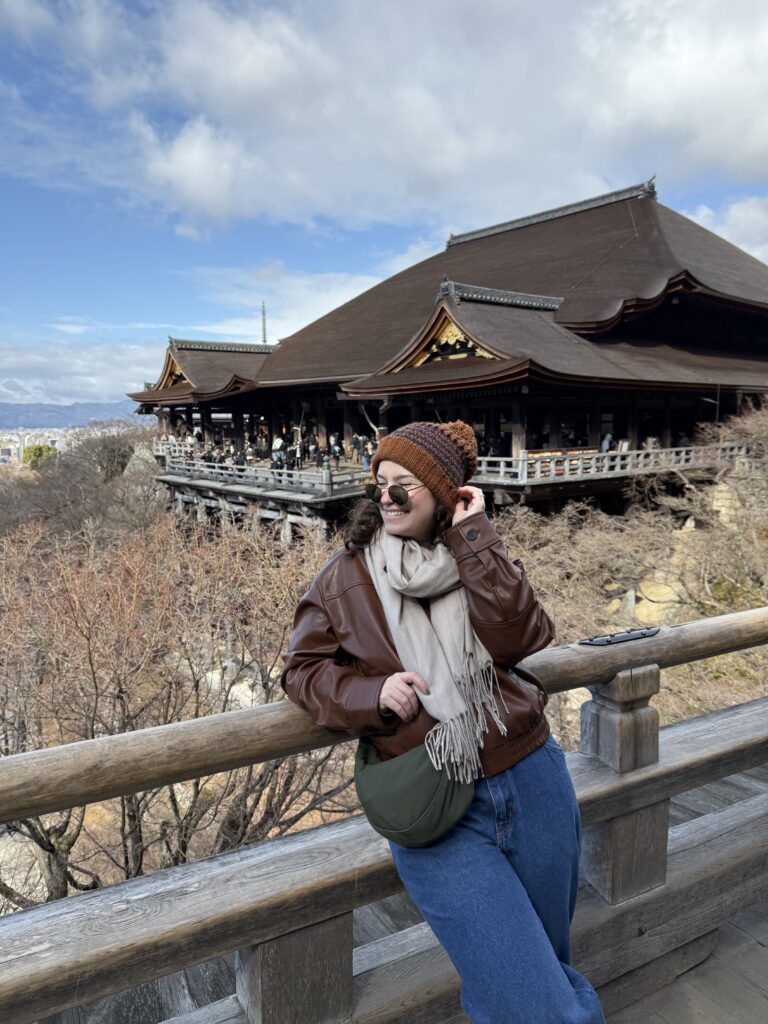 Mulher no mirante com a varanda de madeira do templo Kiyomizu-dera ao fundo, em Kyoto