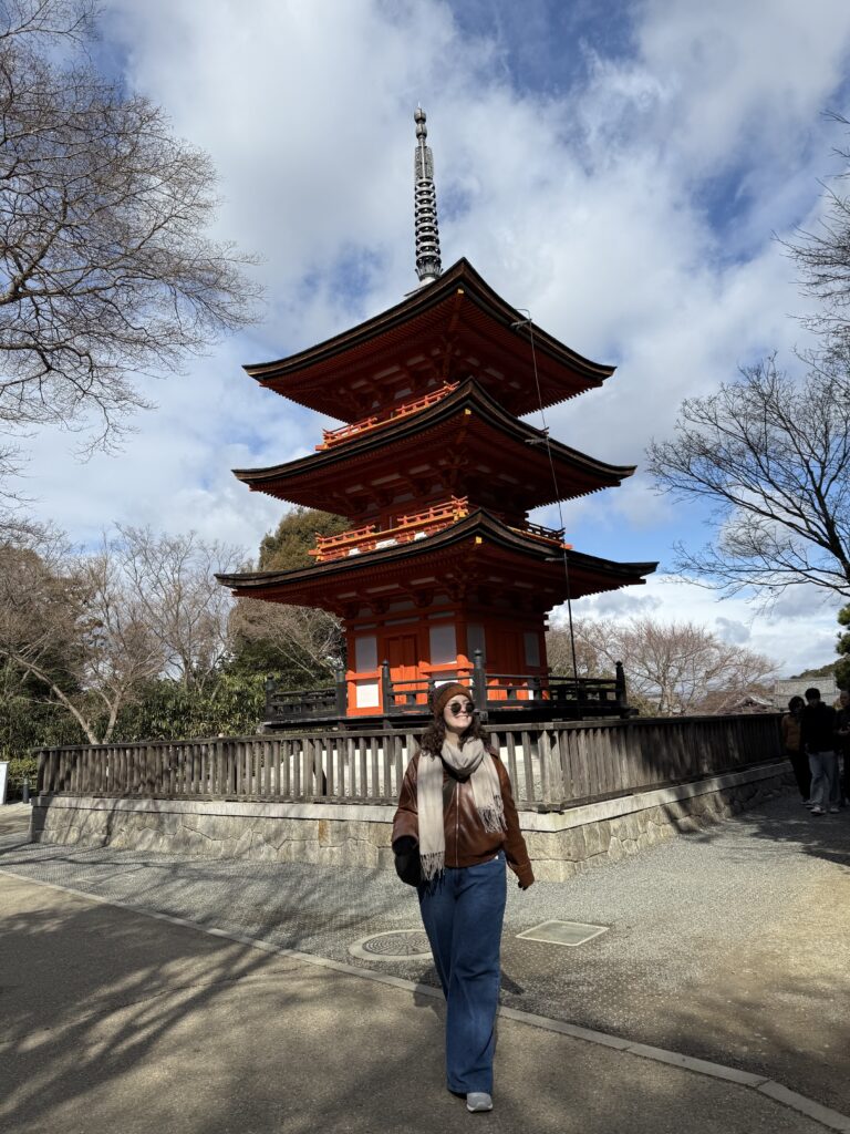Mulher em frente ao pagode vermelho de três andares do complexo do Kiyomizu-dera, em Kyoto
