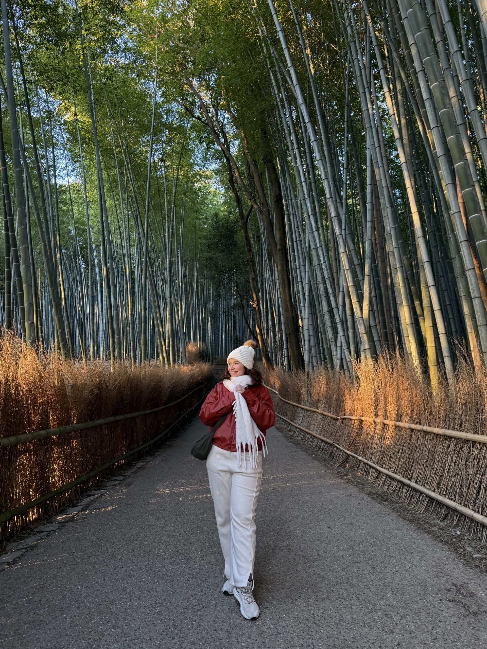 Mulher caminhando pela trilha da floresta de bambu de Arashiyama, em Kyoto