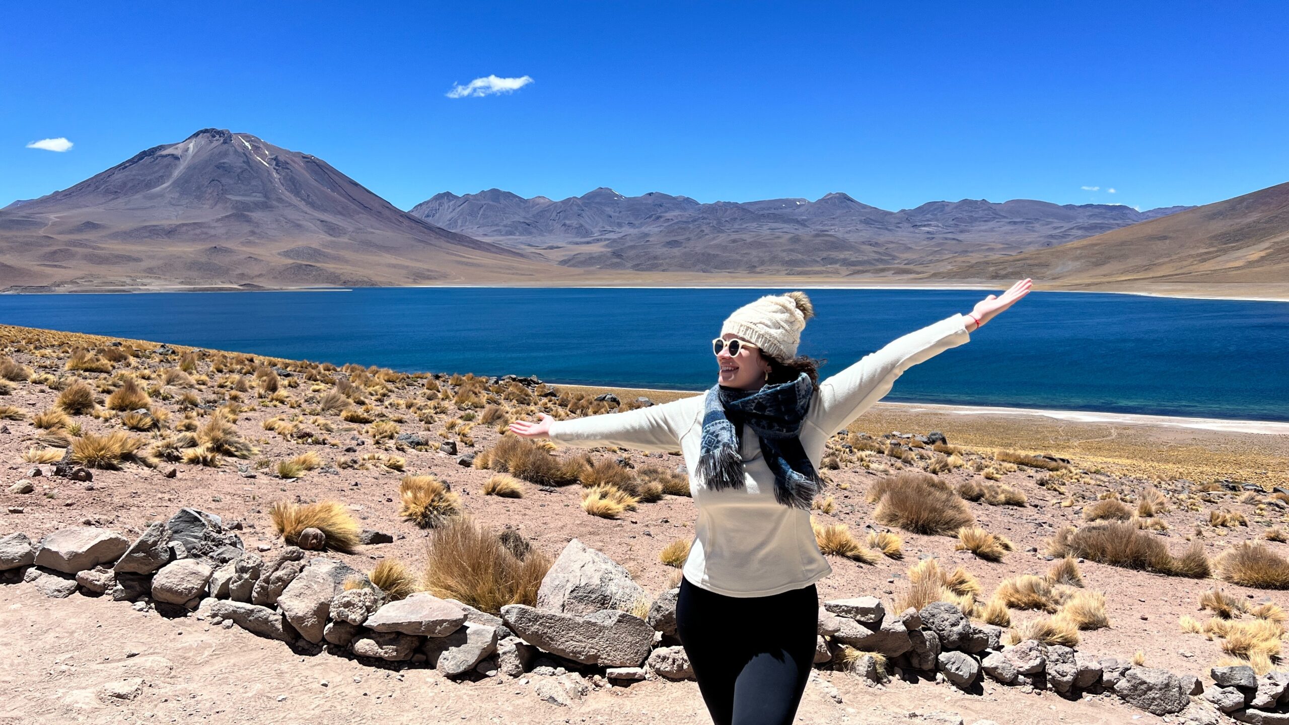Vista da Laguna Miniques com vulcao ao fundo, nas Lagunas Altiplanicas do deserto do Atacama, Chile