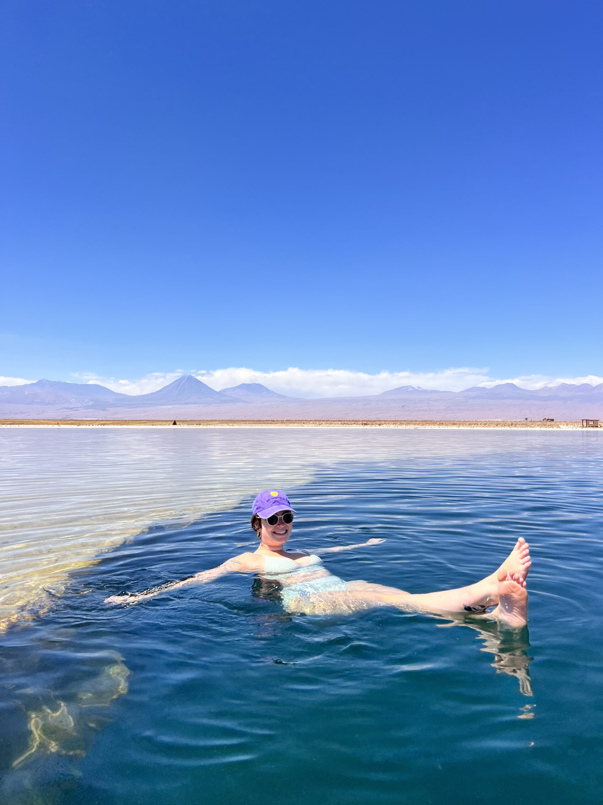 Mulher flutuando nas aguas salgadas da Laguna Cejar, no deserto do Atacama, Chile