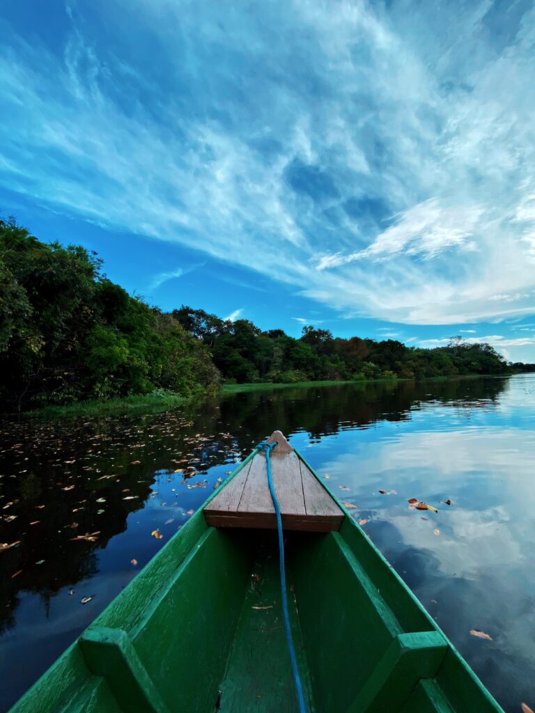 Proa de canoa durante passeio de barco no roteiro de 3 dias na Amazônia