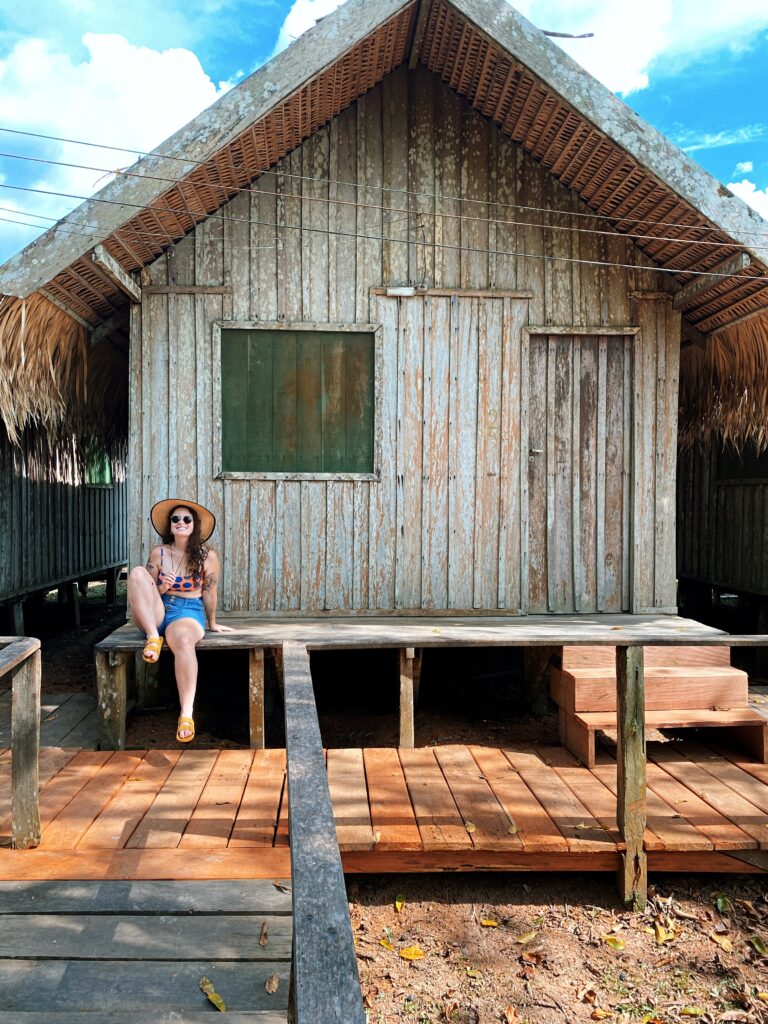 Cabana de madeira em hotel de selva na Amazônia, vista de fora