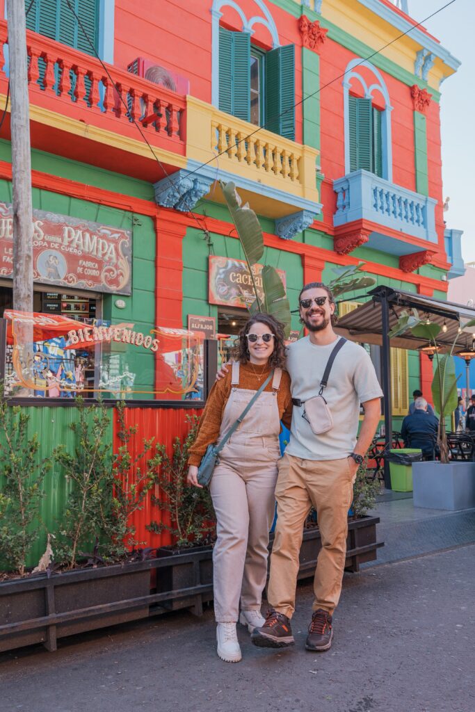 Casas coloridas e turistas no Caminito, em La Boca