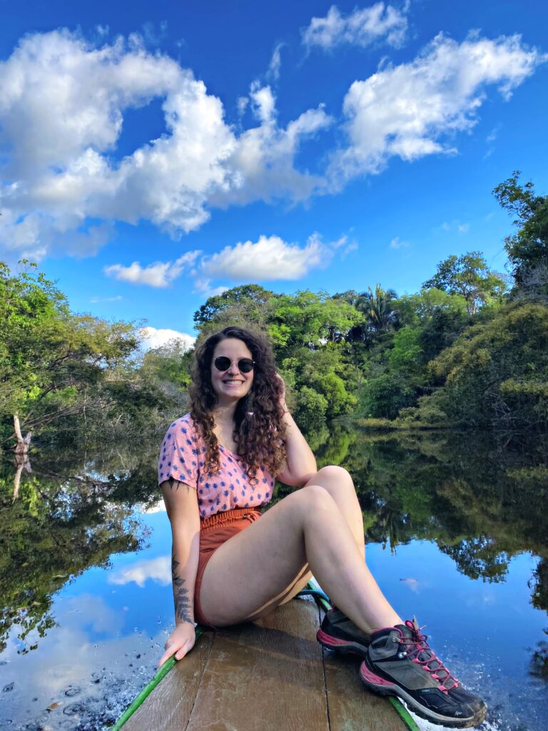Viajante às margens do rio na Amazônia em dia de céu aberto