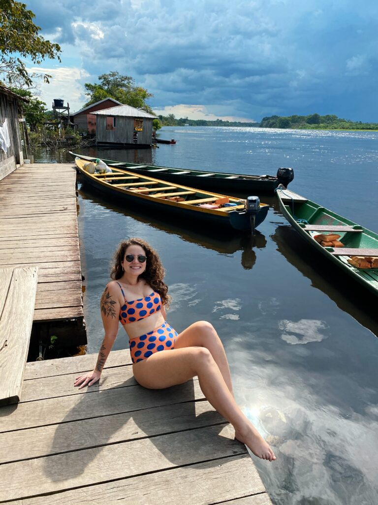 Deck da pousada com canoas atracadas em hotel de selva na Amazônia