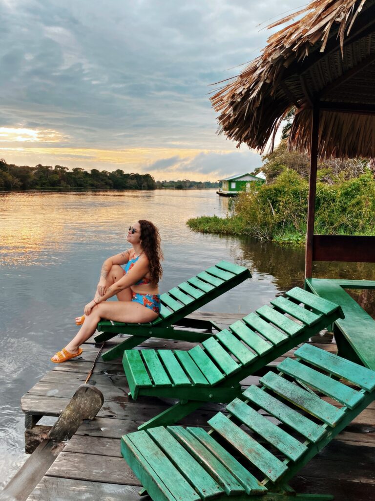Deck com espreguiçadeiras sobre o rio em hotel de selva na Amazônia