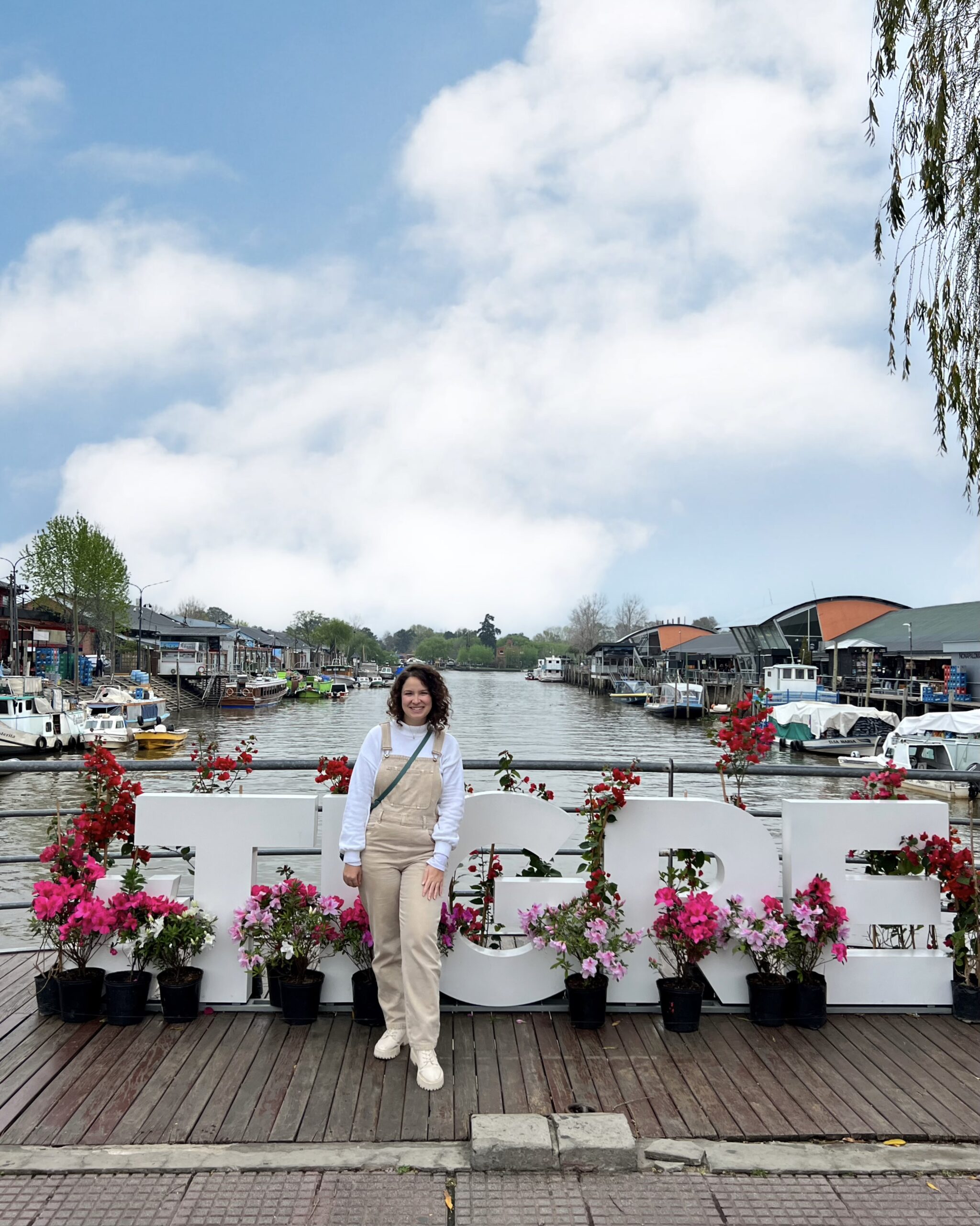 Casas e barcos à beira do rio em Tigre, na Argentina
