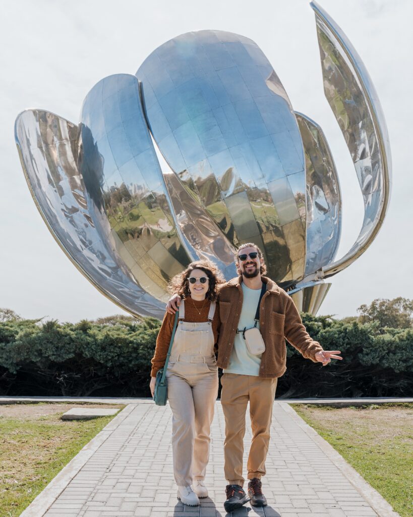 Casal em frente à Floralis Genérica, em Buenos Aires