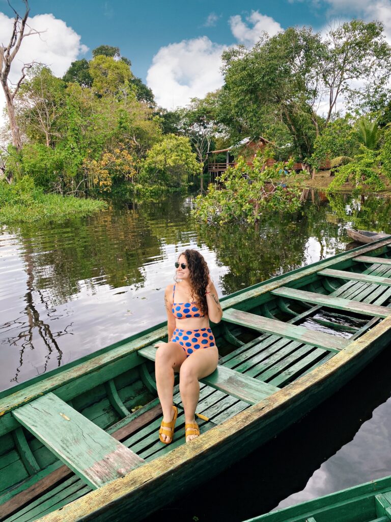 Viajante em barco de madeira durante passeio na Amazônia