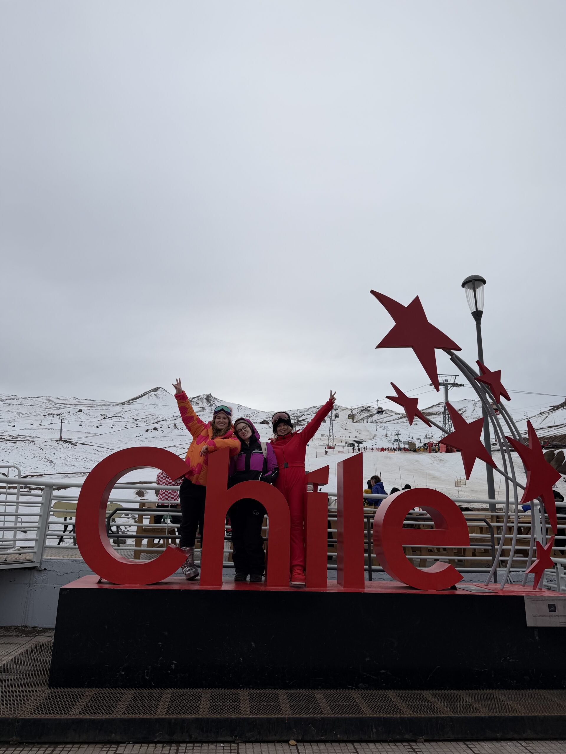 Letreiro vermelho com a palavra Chile na neve do Valle Nevado, estação de esqui perto de Santiago