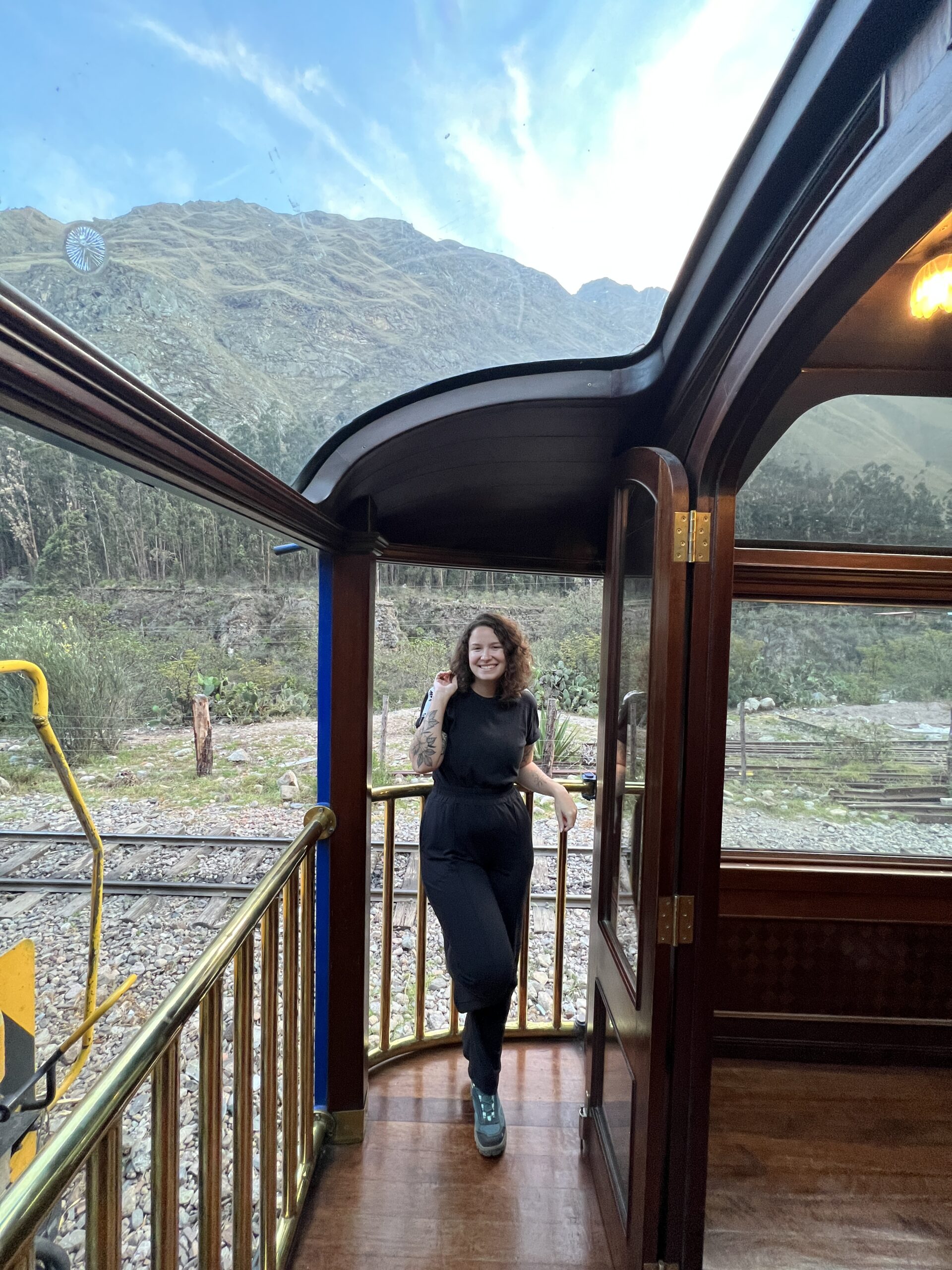 Jéssica no trem panorâmico a caminho de Águas Calientes, no Peru