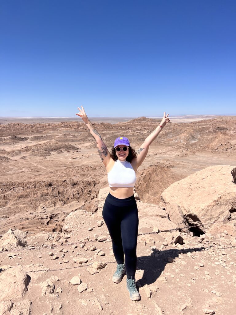 Mulher comemorando no alto da duna do Valle de la Luna, Atacama