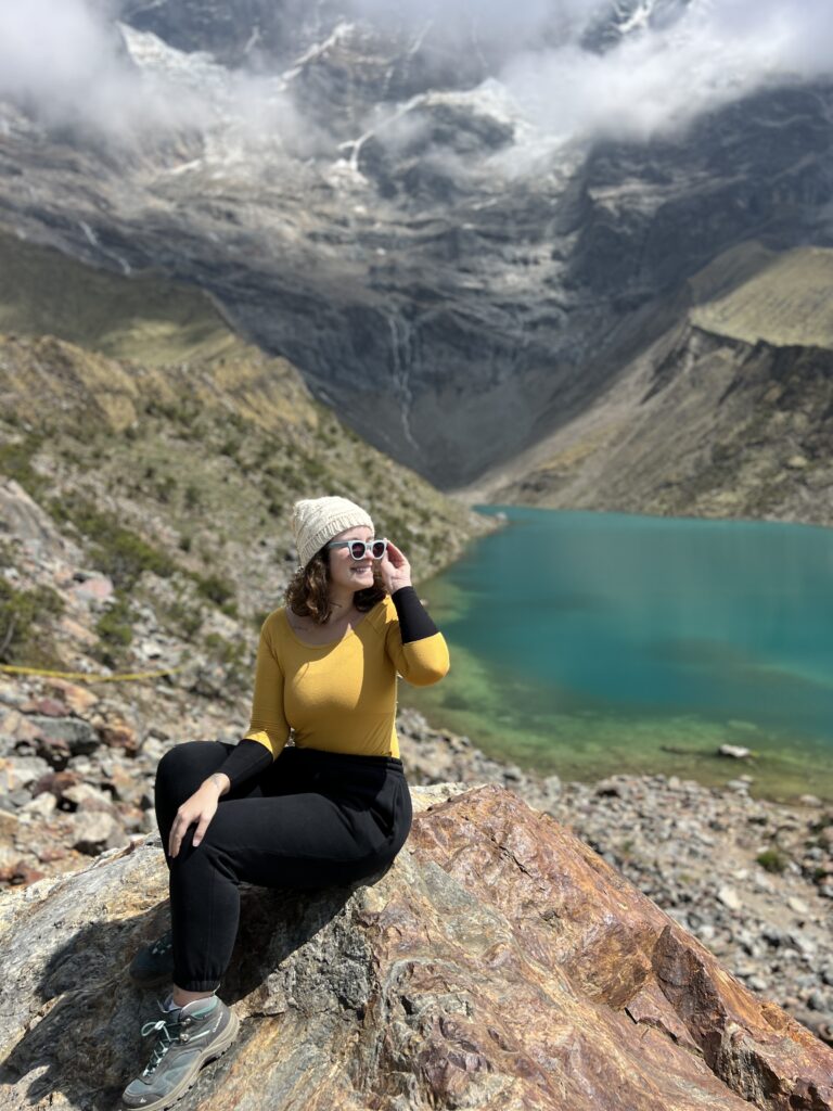Lagoa turquesa nos Andes peruanos