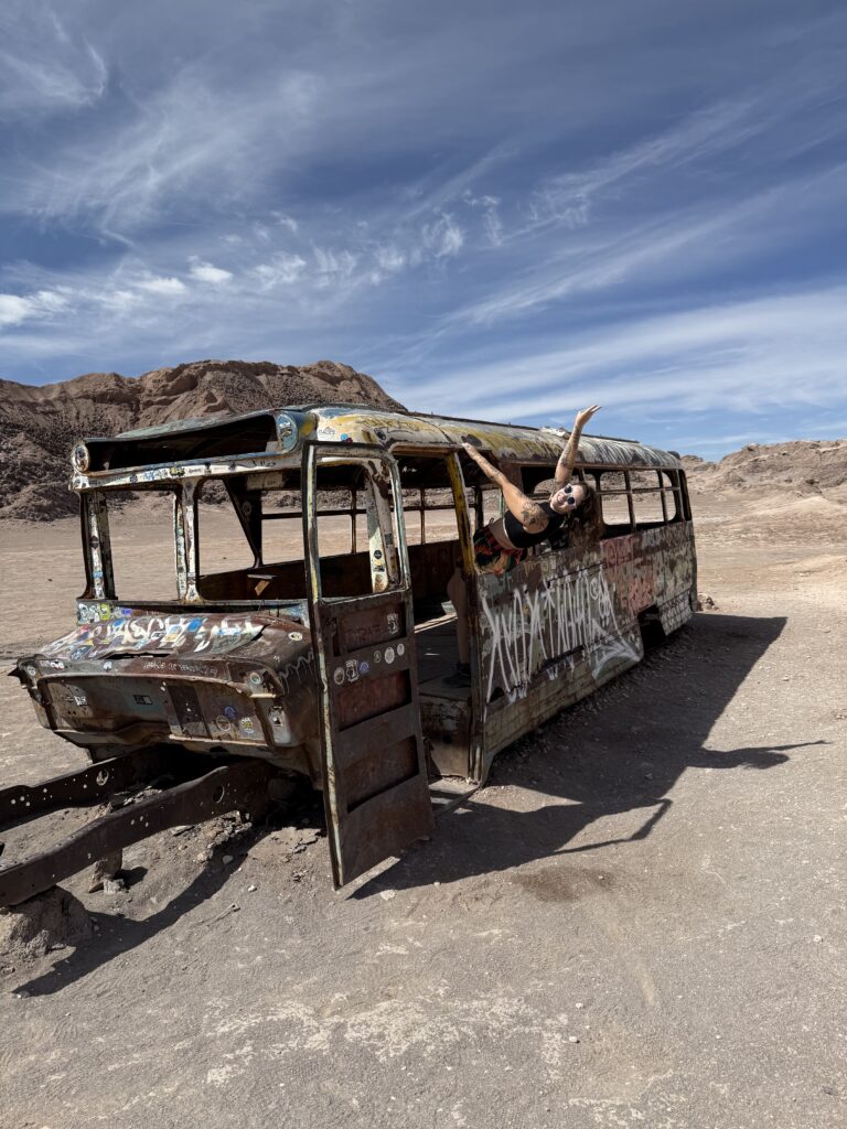 Ônibus abandonado na estrada do deserto do Atacama, no norte do Chile