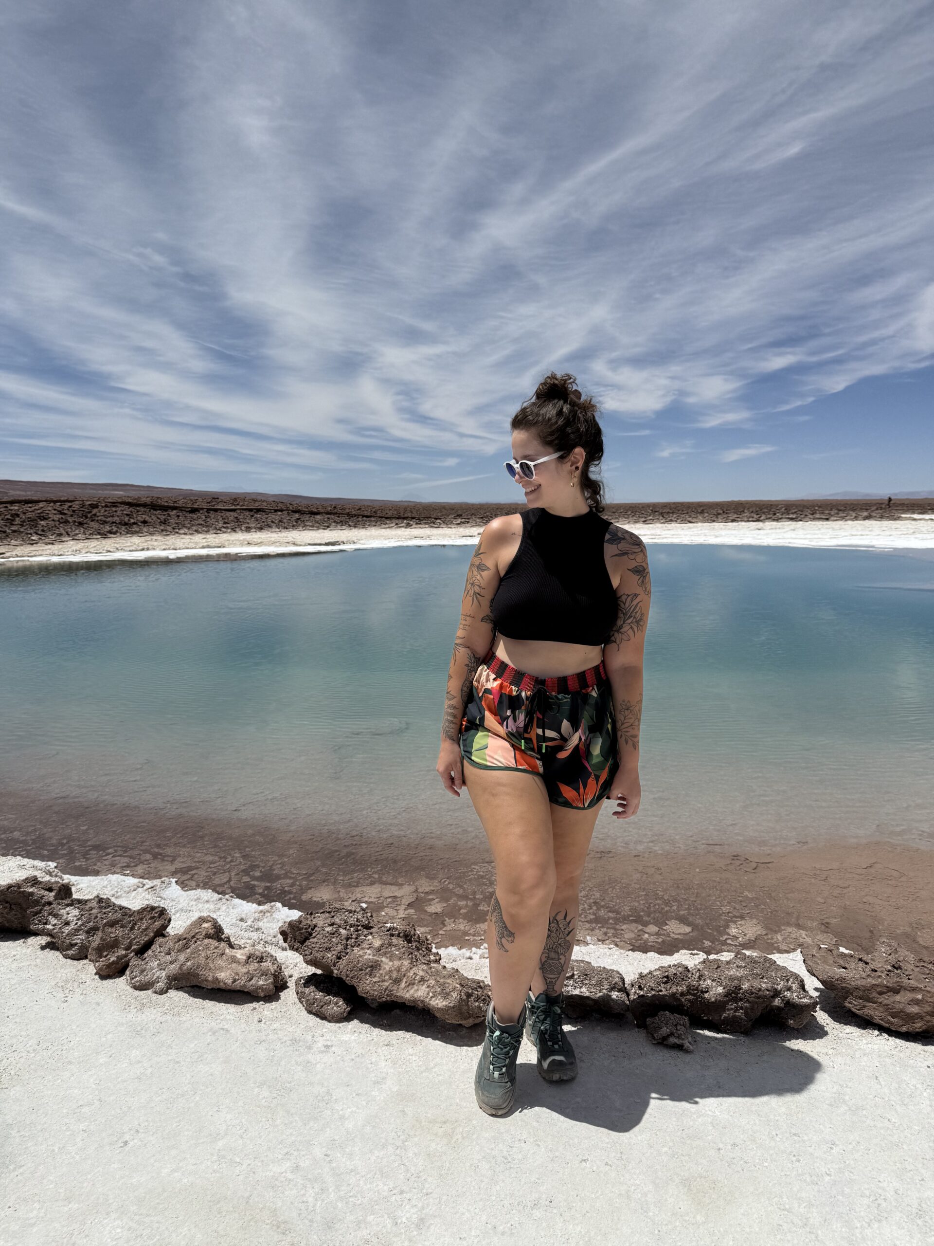 Mulher caminhando na borda de sal da Laguna Cejar, no deserto do Atacama