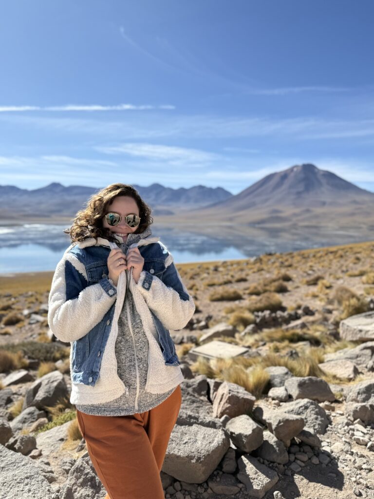 Mulher agasalhada diante da Laguna Miscanti, nas Lagunas Altiplânicas do Atacama