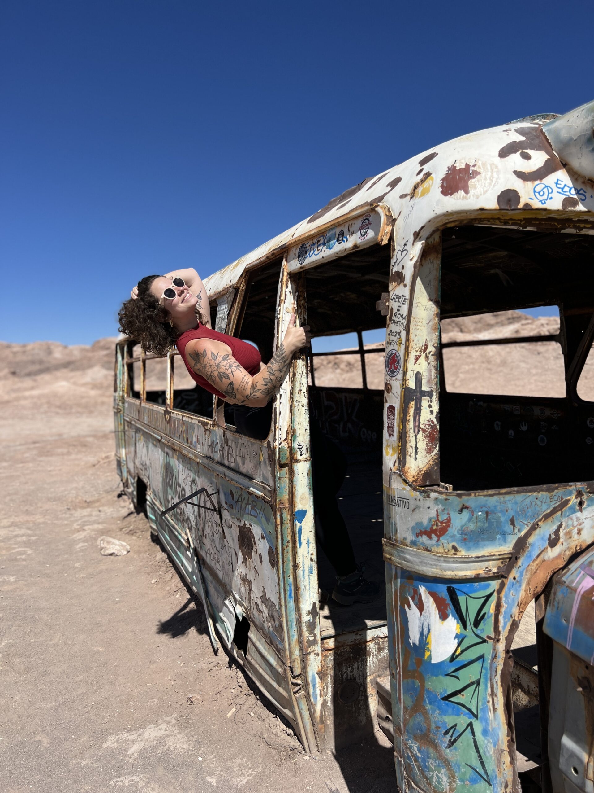 Ônibus abandonado e grafitado no meio do deserto do Atacama