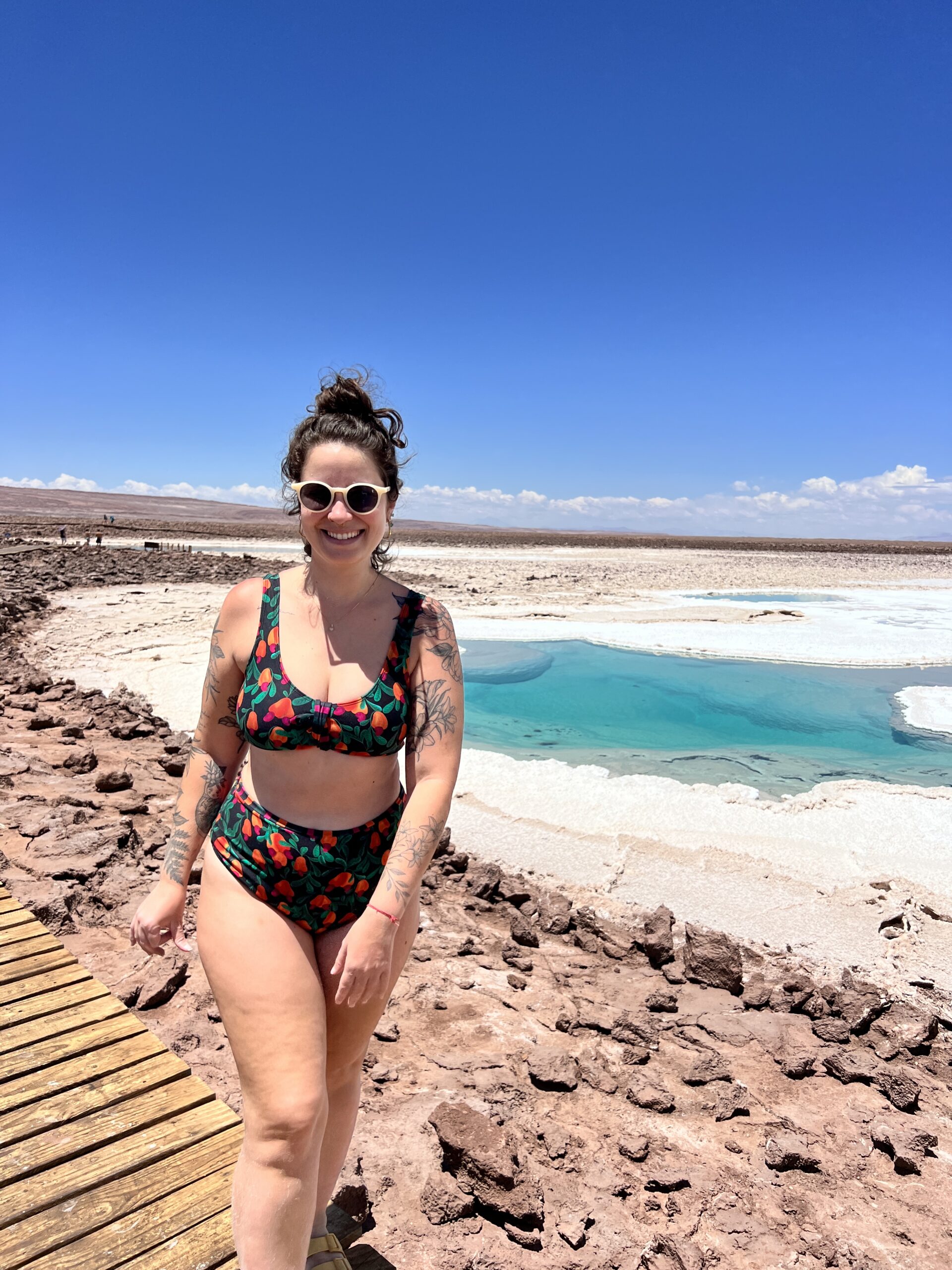 Mulher na borda de sal da Laguna Cejar em dia de céu azul, Atacama