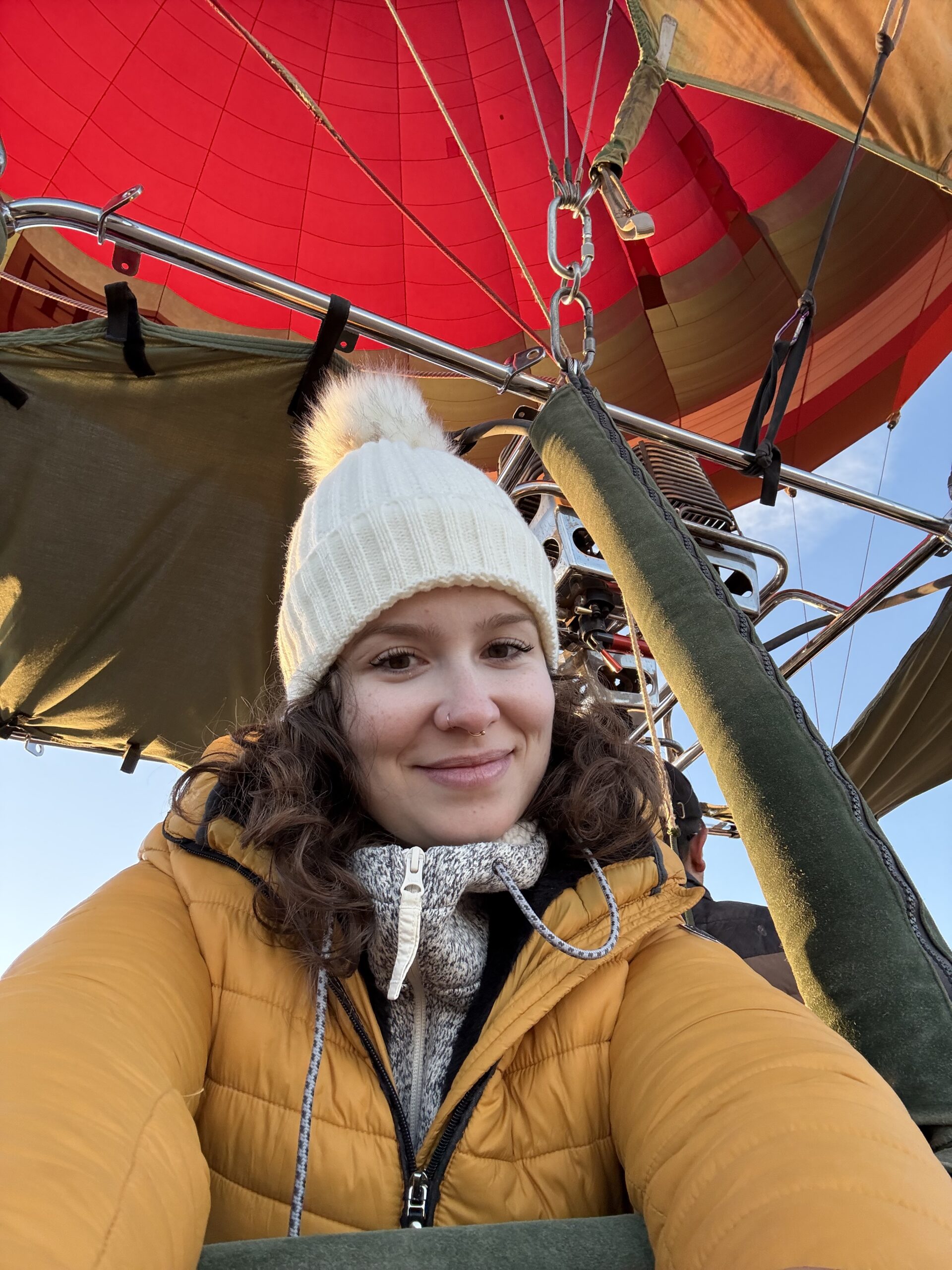 Selfie dentro do balão colorido durante o passeio aéreo no Atacama