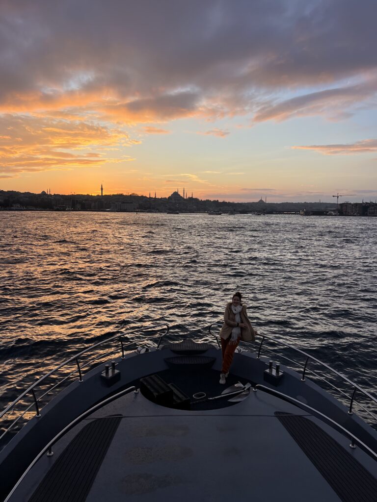 Pôr do sol durante o passeio de barco no Bósforo, em Istambul
