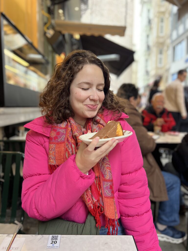 Provando um doce turco em Istambul