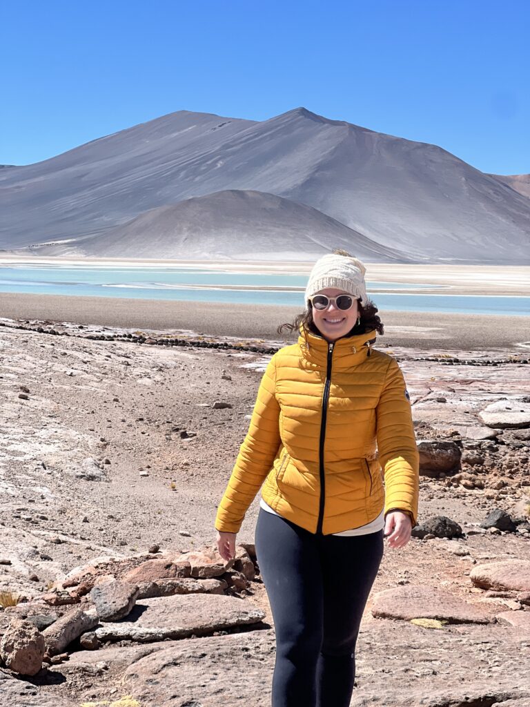Mulher de casaco amarelo nas Piedras Rojas, no Salar de Aguas Calientes, Atacama