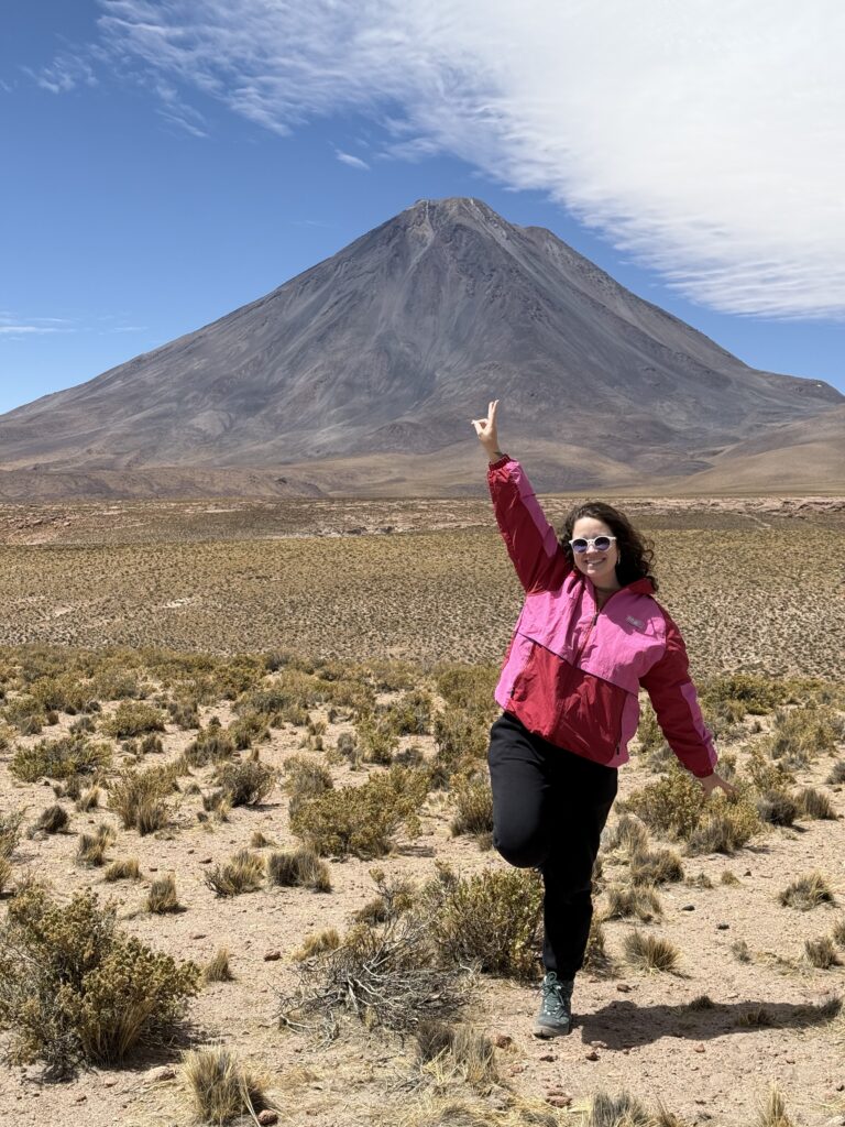 Mulher em frente ao vulcão Licancabur, cartão-postal do deserto do Atacama