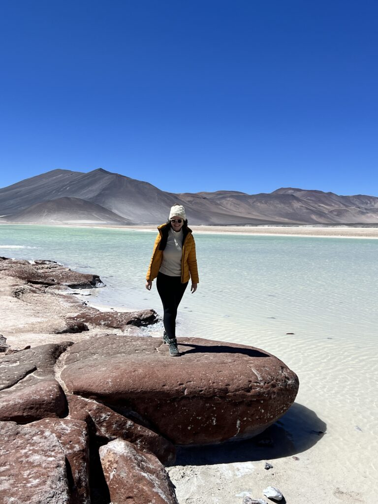 Rochas vermelhas e lagoa turquesa das Piedras Rojas, no deserto do Atacama