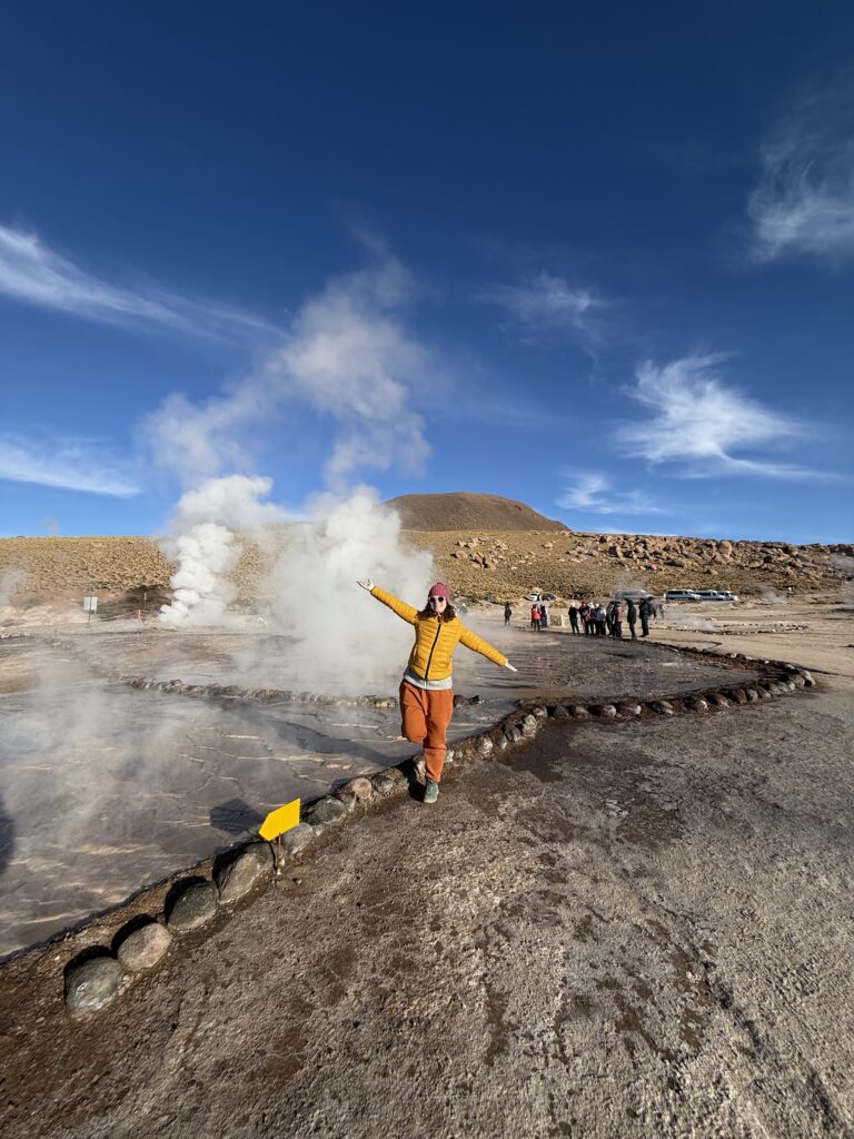 Campo de fumarolas dos Geiseres del Tatio com passarela de visitação, Atacama