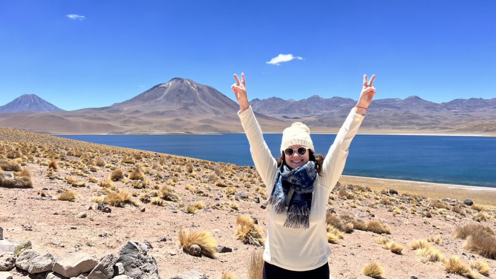 Vista da Laguna Miscanti com vulcões ao fundo, no altiplano do Atacama