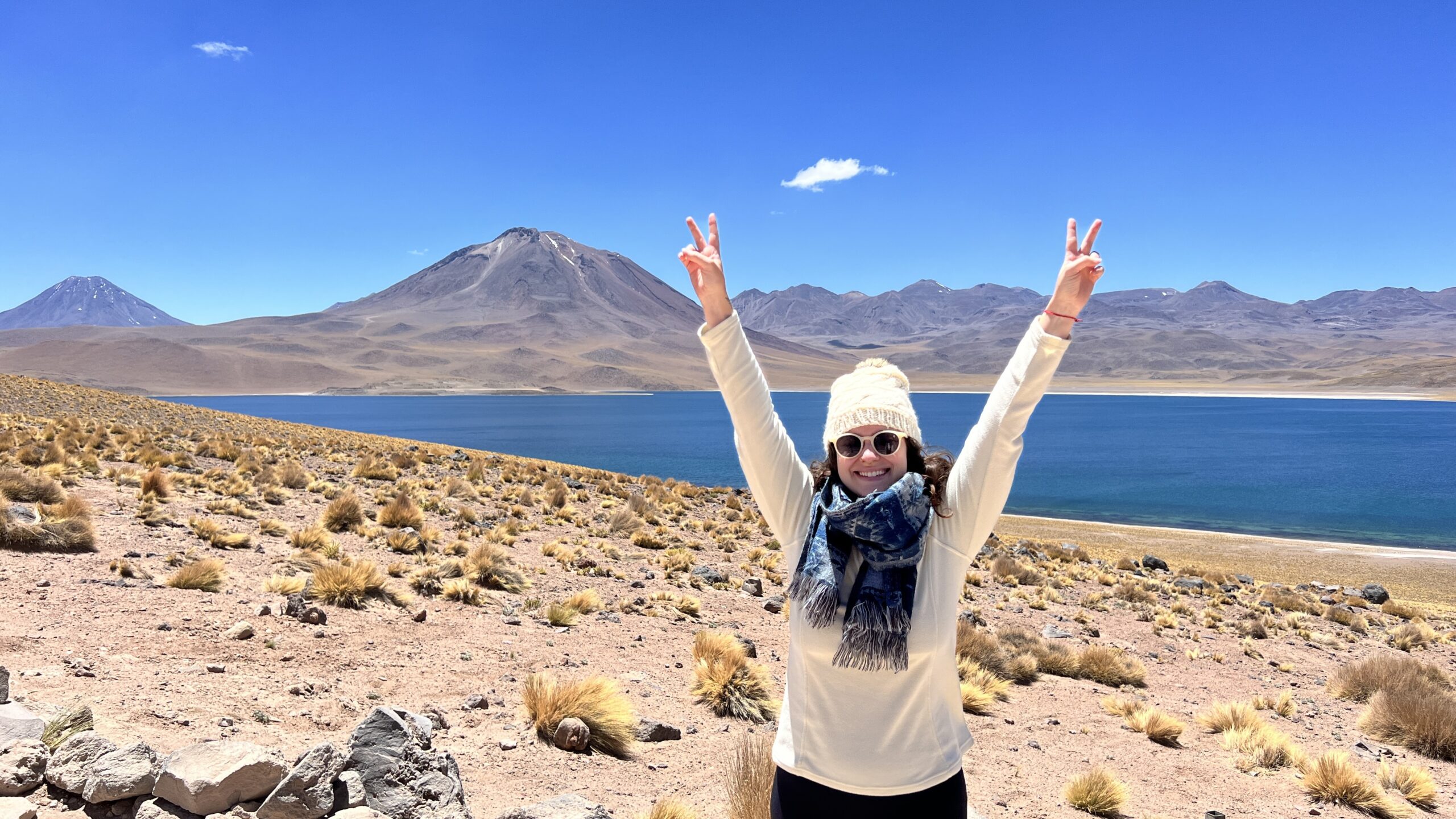 Vista da Laguna Miscanti com vulcões ao fundo, no altiplano do Atacama