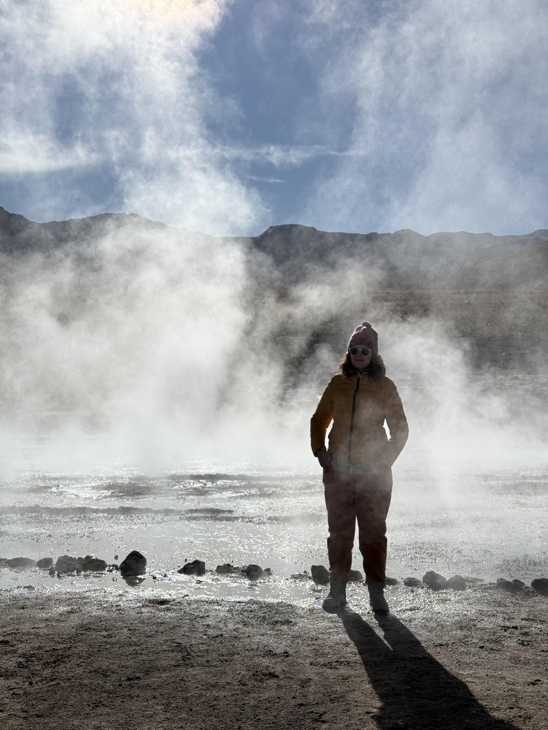Mulher em meio ao vapor dos Geiseres del Tatio, no norte do Chile
