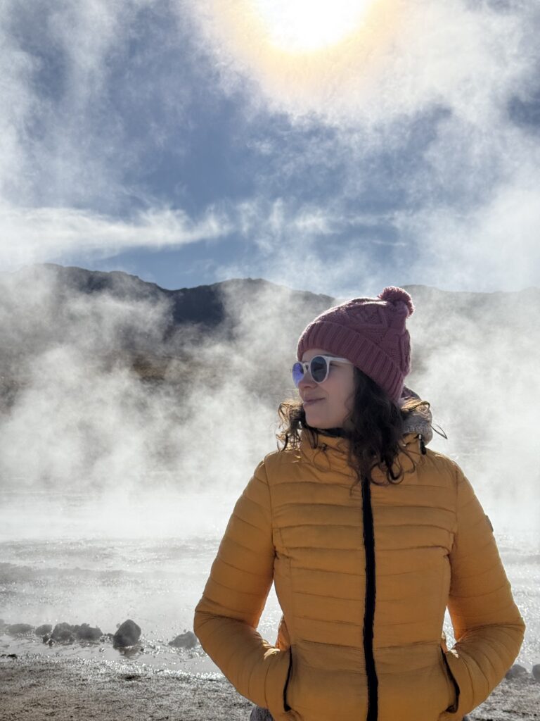 Vapor dos Geiseres del Tatio subindo contra o céu do amanhecer no deserto do Atacama