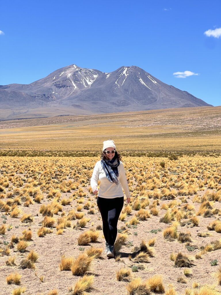 Mulher caminhando pelo altiplano do Atacama a mais de 4.000 metros de altitude