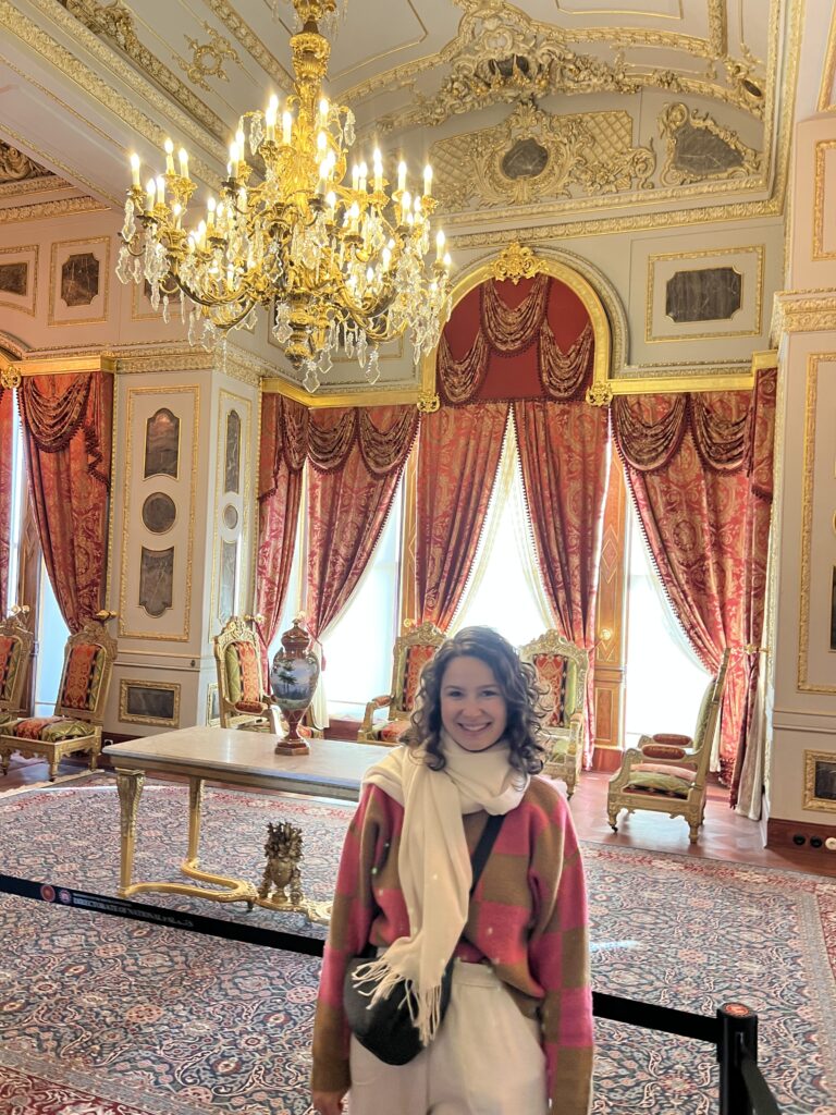 Salão com lustre de cristal no Palácio de Topkapi, em Istambul