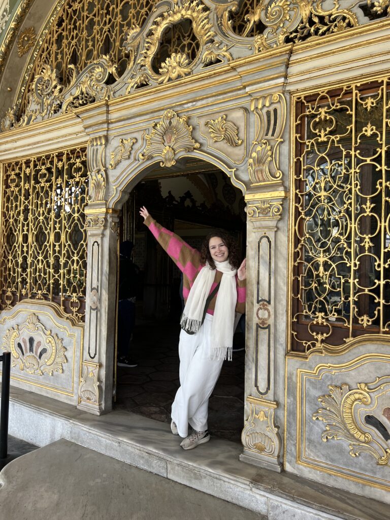 Portal dourado no Palácio de Topkapi, em Istambul