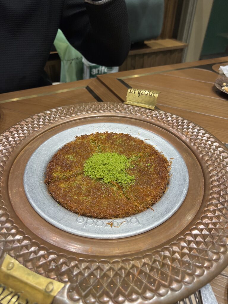 Künefe com pistache servido na Turquia