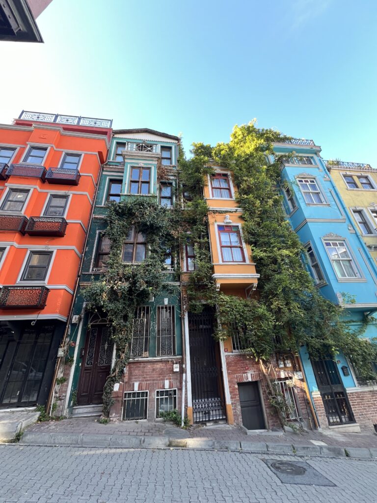 Casas coloridas no bairro de Balat, em Istambul