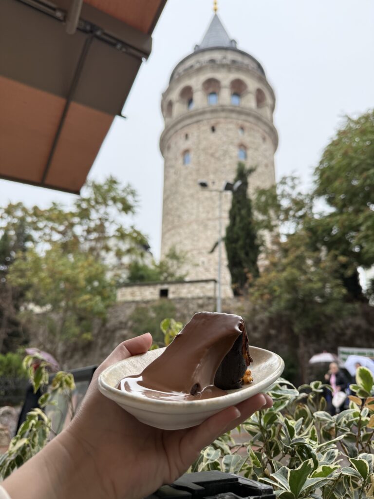 Cheesecake de São Sebastião em frente à Torre de Gálata, em Istambul
