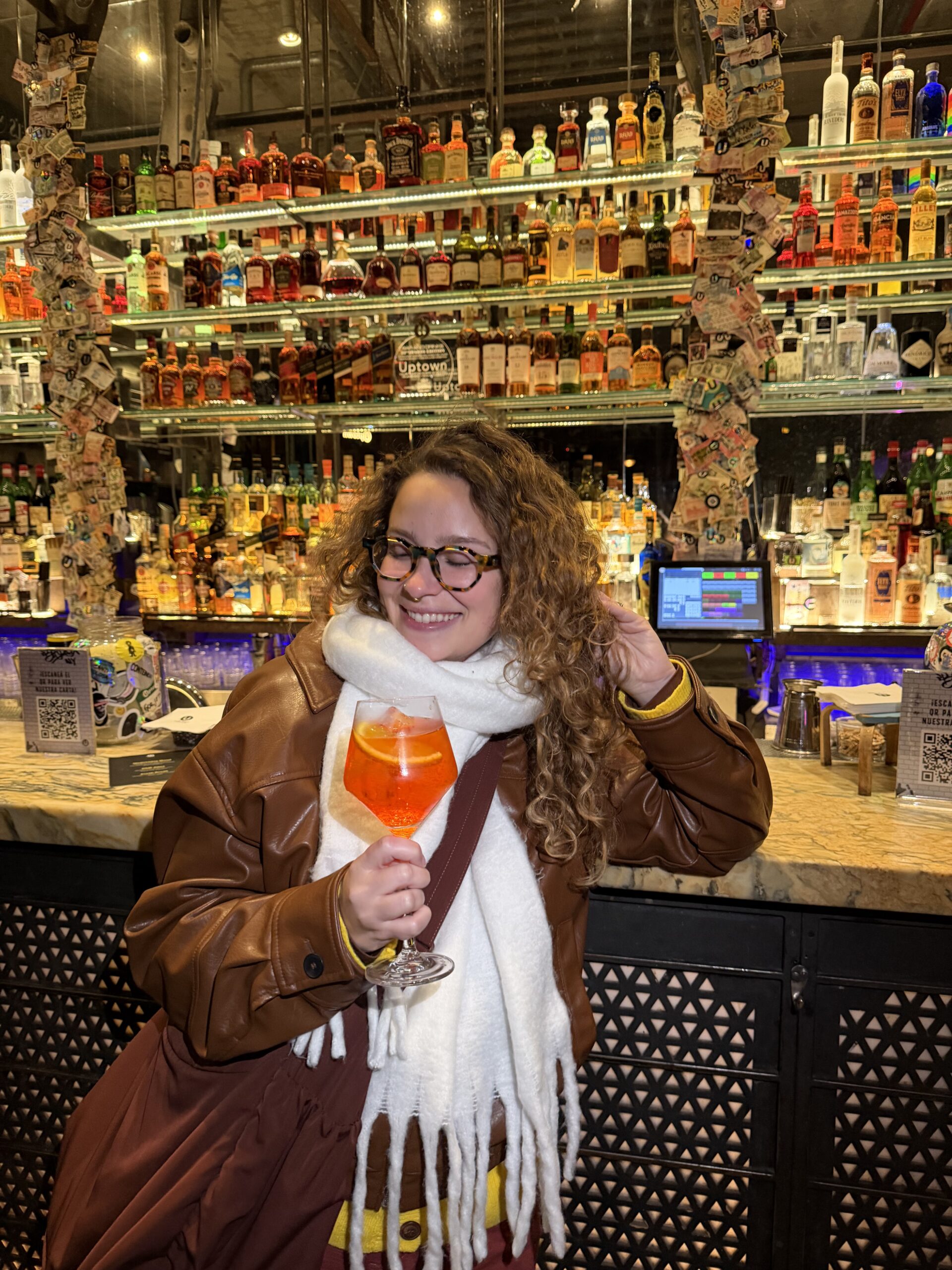 Prateleira de garrafas em bar de Buenos Aires