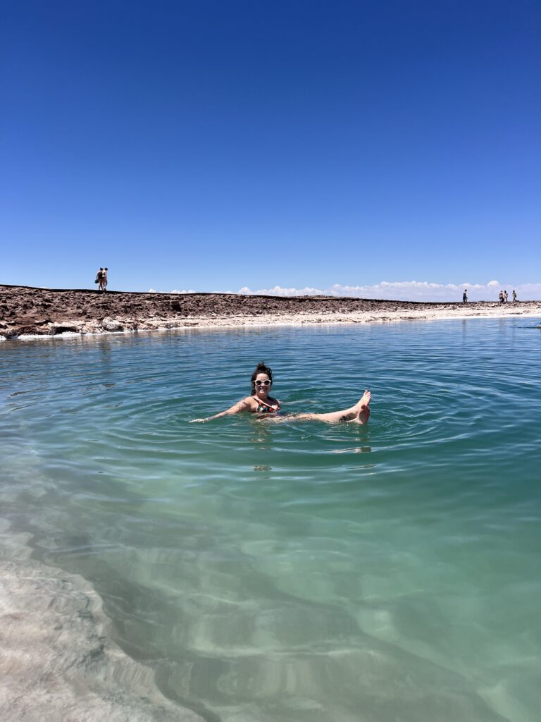 Mulher boiando na água salgada da Laguna Cejar, no deserto do Atacama