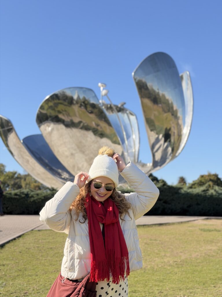 Floralis Genérica, a flor metálica de Buenos Aires, em dia de inverno