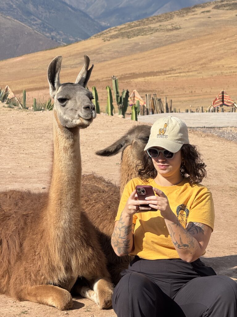 Selfie com camelídeo no Peru