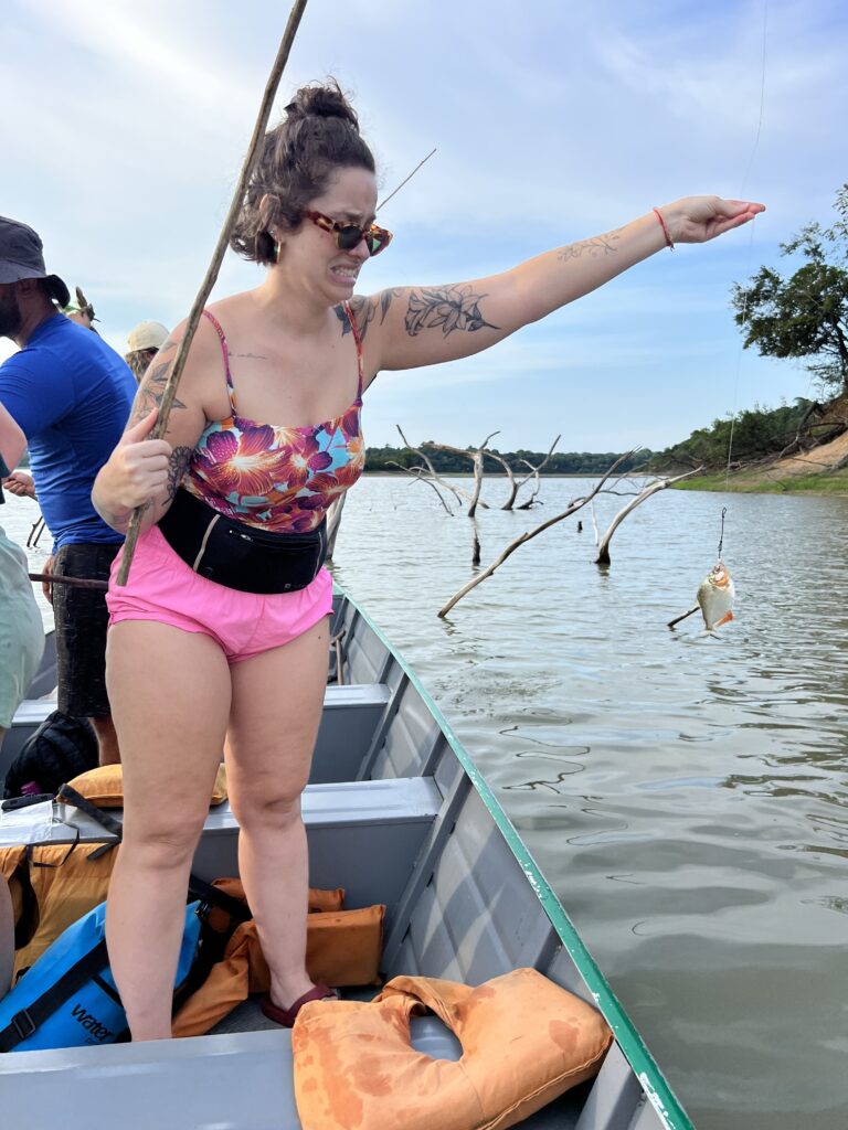 Pesca de piranha na Amazônia com vara de bambu, a bordo do barco