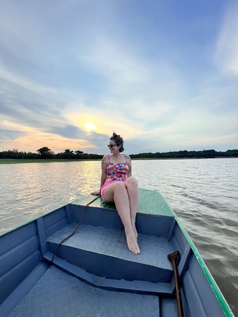 Viajante em barco no entardecer durante passeio na Amazônia